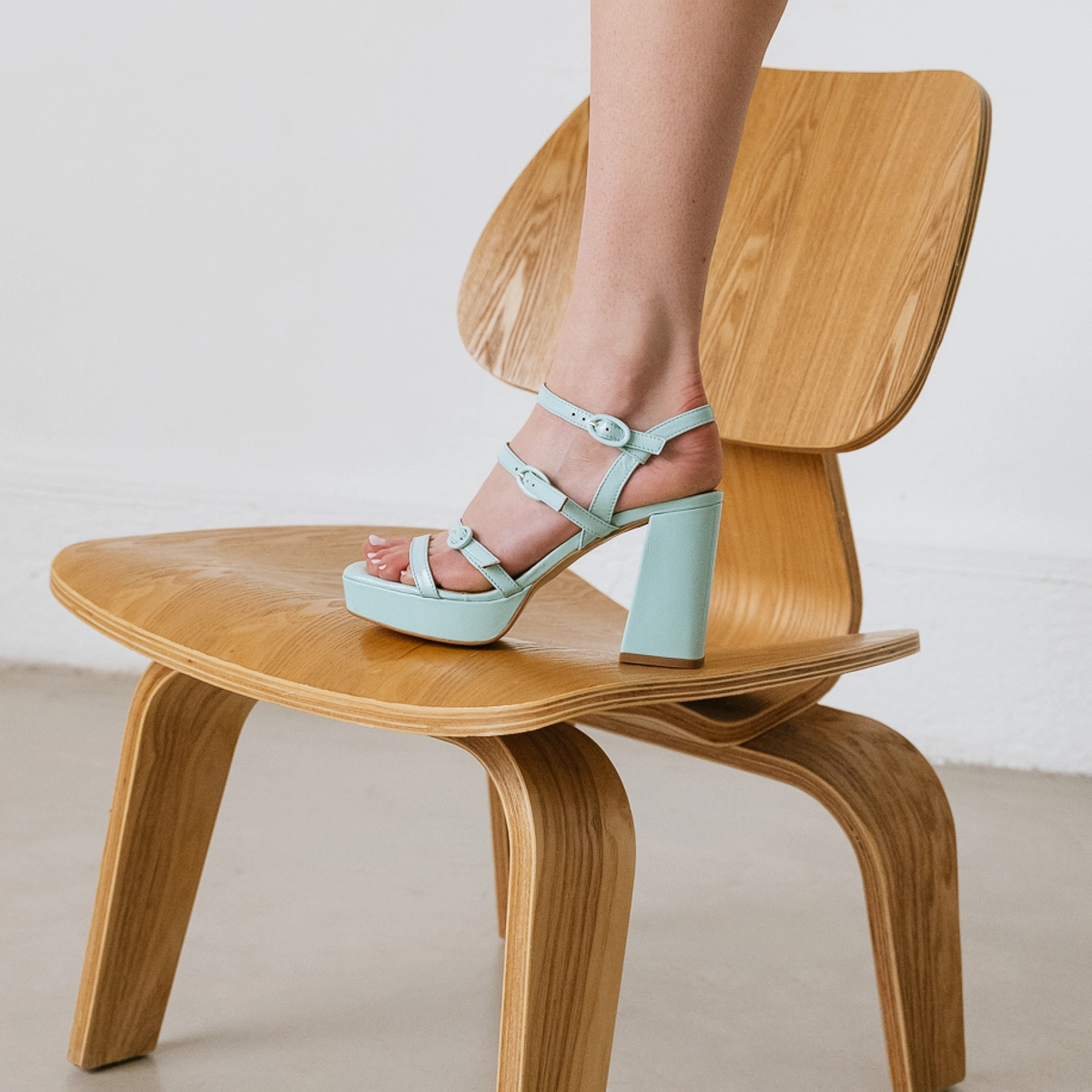 Sandales &agrave; brides et bouts carr&eacute;s en vernis pliss&eacute; turquoise | VALENS | Jonak
