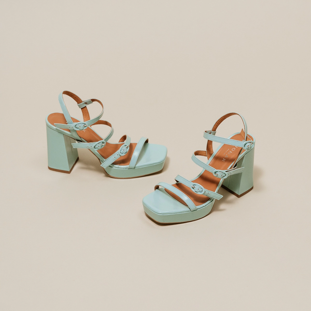 Sandales &agrave; brides et bouts carr&eacute;s en vernis pliss&eacute; turquoise | VALENS | Jonak