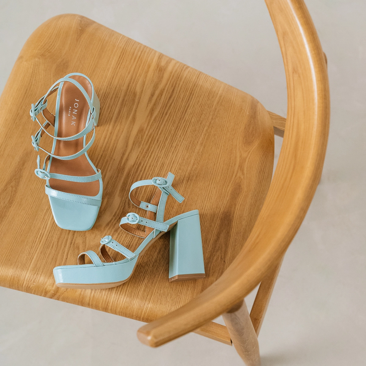 Sandales &agrave; brides et bouts carr&eacute;s en vernis pliss&eacute; turquoise | VALENS | Jonak
