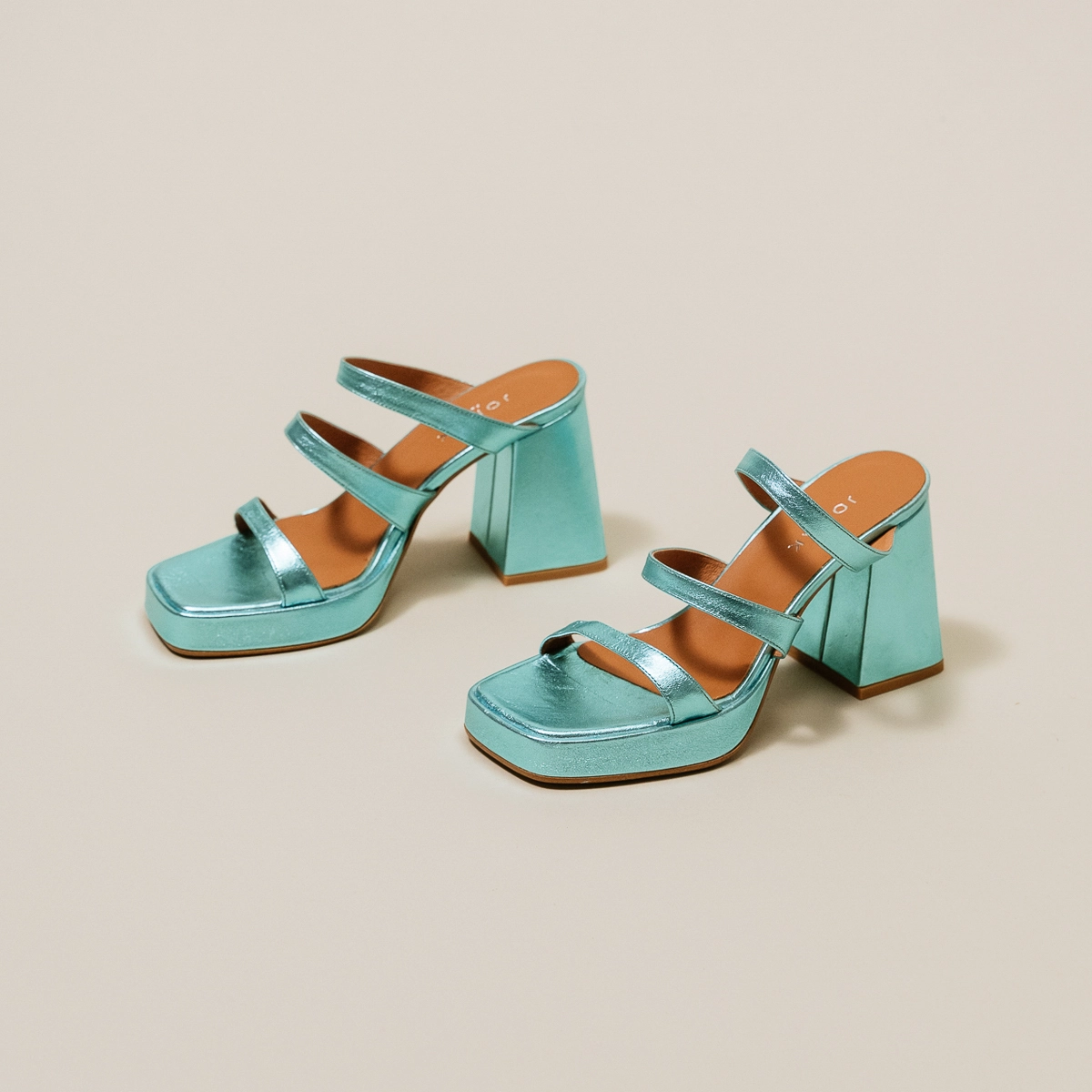 Mules &agrave; brides et bouts carr&eacute;s en cuir metallis&eacute; turquoise | DONZELLE | Jonak
