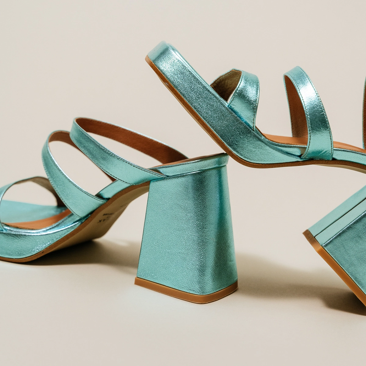 Mules &agrave; brides et bouts carr&eacute;s en cuir metallis&eacute; turquoise | DONZELLE | Jonak