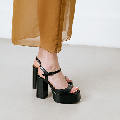 Sandales à plateformes et bouts ouverts en cuir brillant noir | BASILE | Jonak
