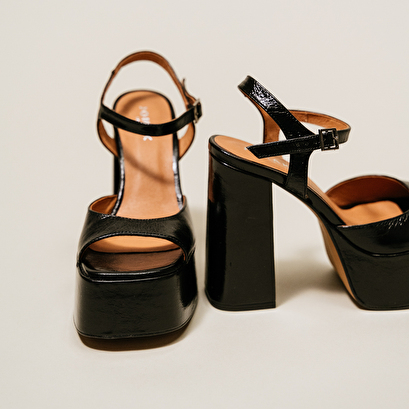 Sandales à plateformes et bouts ouverts en cuir brillant noir | BASILE | Jonak