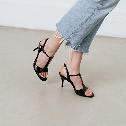 Sandales à talons fins en cuir verni noir | BELIER | Jonak