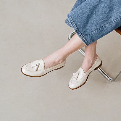 Mocassins à bouts ronds et pompons en vernis plissé écru | TIPHAINE | Jonak