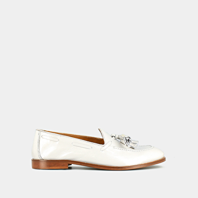 Mocassins à bouts ronds et pompons en vernis plissé écru | TIPHAINE | Jonak