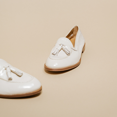 Mocassins à bouts ronds et pompons en vernis plissé écru | TIPHAINE | Jonak