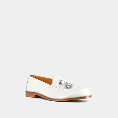 Mocassins à bouts ronds et pompons en vernis plissé écru | TIPHAINE | Jonak