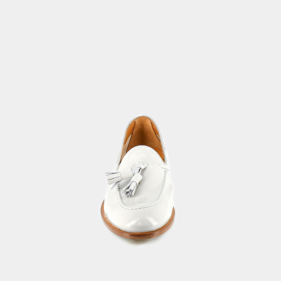 Mocassins à bouts ronds et pompons en vernis plissé écru | TIPHAINE | Jonak