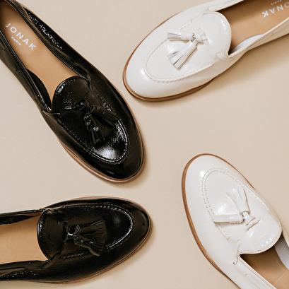Mocassins à bouts ronds et pompons en vernis plissé écru | TIPHAINE | Jonak