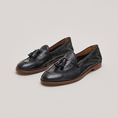 Mocassins à bouts ronds et pompons en vernis plissé noir | TIPHAINE | Jonak