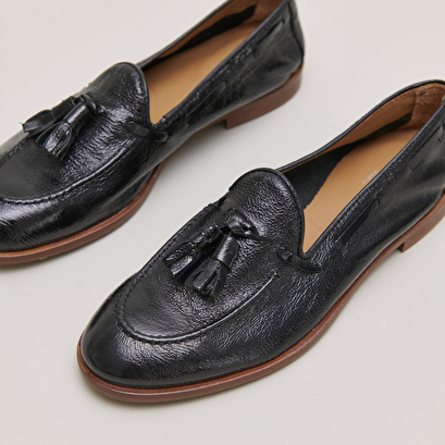 Mocassins à bouts ronds et pompons en vernis plissé noir | TIPHAINE | Jonak