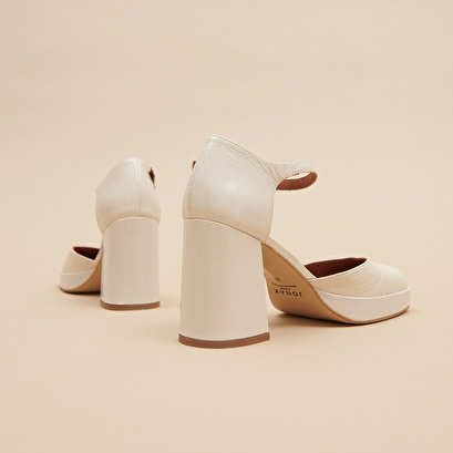 Babies à talons et bouts carrés en cuir brillant écru | VERO | Jonak
