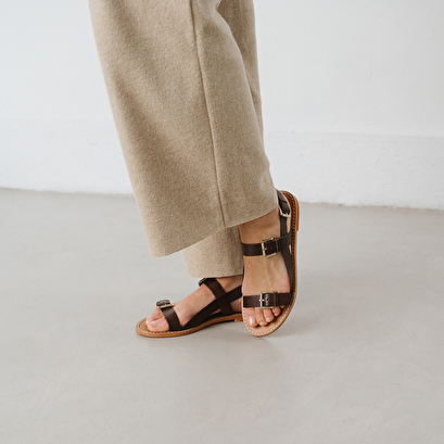 Sandales à boucles dorées en cuir marron foncé | WILING | Jonak