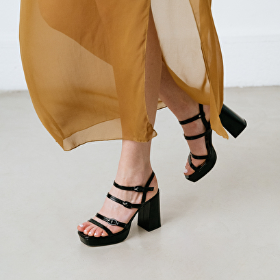 Sandales à brides et bouts carrés en cuir brillant noir | VALENS | Jonak