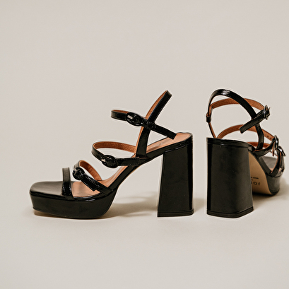 Sandales à brides et bouts carrés en cuir brillant noir | VALENS | Jonak