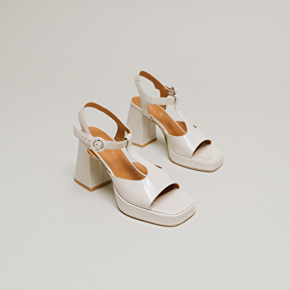 Sandales à bouts ouverts et talons en cuir verni écru | DIXIE | Jonak