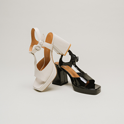 Sandales à bouts ouverts et talons en cuir verni écru | DIXIE | Jonak