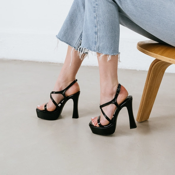 Sandales &agrave; plateformes et brides crois&eacute;es en cuir pliss&eacute; noir | BOECIA | Jonak