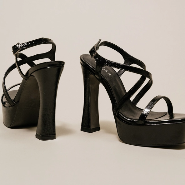 Sandales &agrave; plateformes et brides crois&eacute;es en cuir pliss&eacute; noir | BOECIA | Jonak