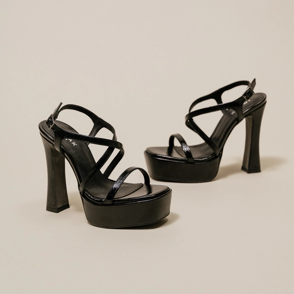 Sandales &agrave; plateformes et brides crois&eacute;es en cuir pliss&eacute; noir | BOECIA | Jonak