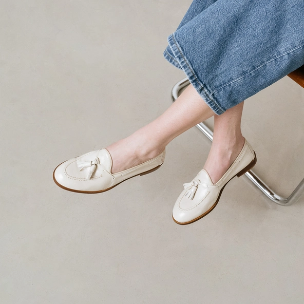 Mocassins à bouts ronds et pompons en vernis plissé écru | TIPHAINE | Jonak