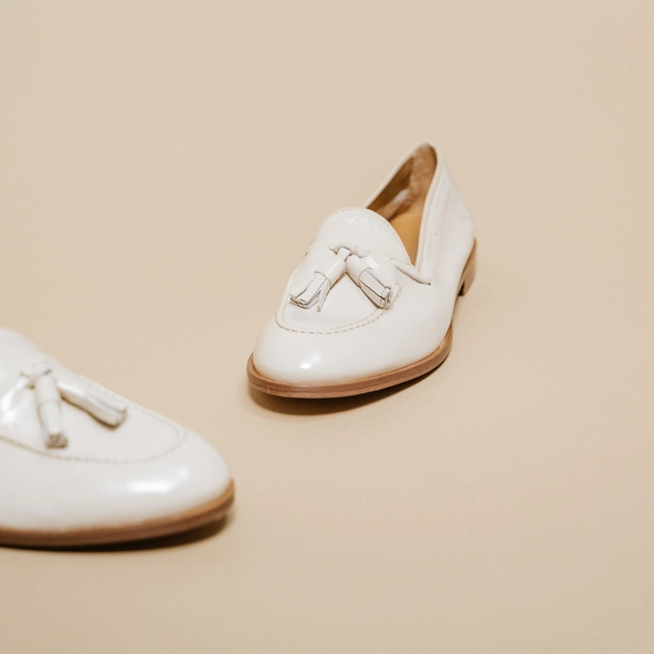 Mocassins à bouts ronds et pompons en vernis plissé écru | TIPHAINE | Jonak