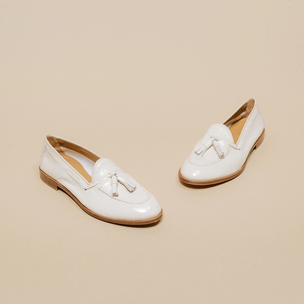 Mocassins à bouts ronds et pompons en vernis plissé écru | TIPHAINE | Jonak