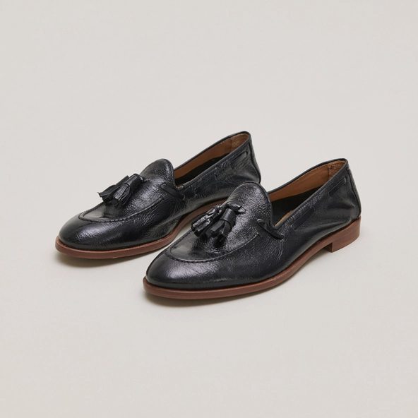 Mocassins à bouts ronds et pompons en vernis plissé noir | TIPHAINE | Jonak