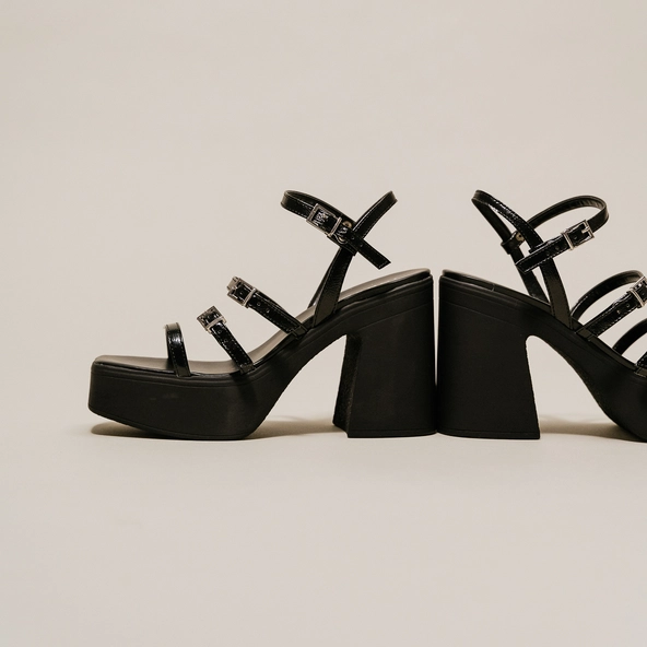 Sandales à brides et plateformes en vernis plissé noir | PUZZLE | Jonak