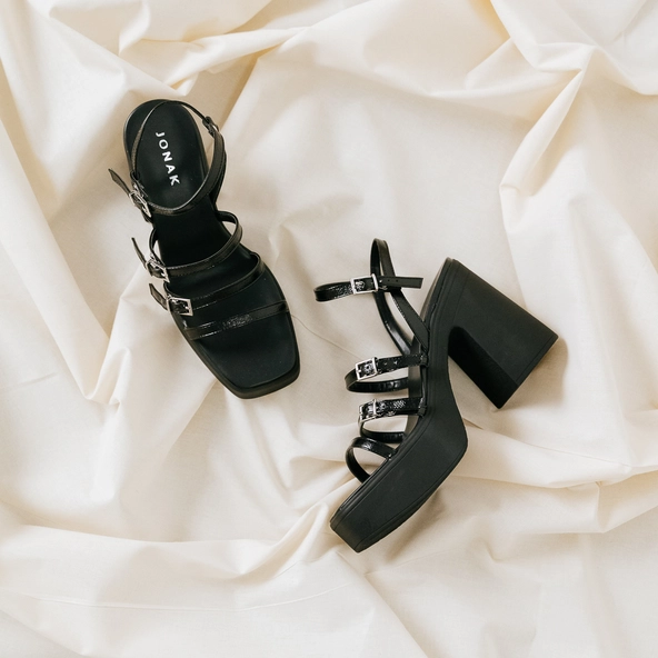 Sandales à brides et plateformes en vernis plissé noir | PUZZLE | Jonak