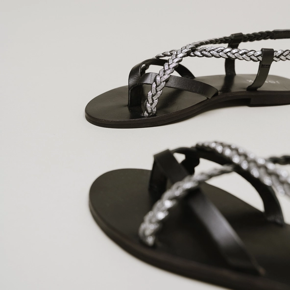 Nu-pieds à brides tressées en cuir noir et argent | WARREN | Jonak