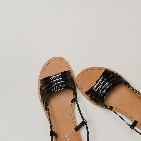 Sandales à brides et bouts ouverts en vernis noir | WROOM | Jonak
