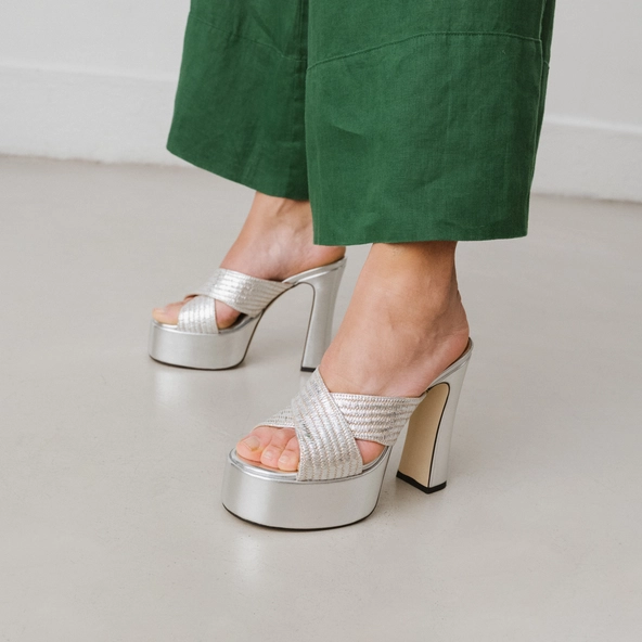 Mules &agrave; brides crois&eacute;es et plateformes en raphia m&eacute;tallis&eacute; argent | JACKIE | Jonak
