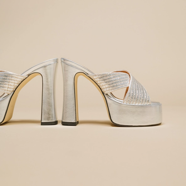 Mules &agrave; brides crois&eacute;es et plateformes en raphia m&eacute;tallis&eacute; argent | JACKIE | Jonak