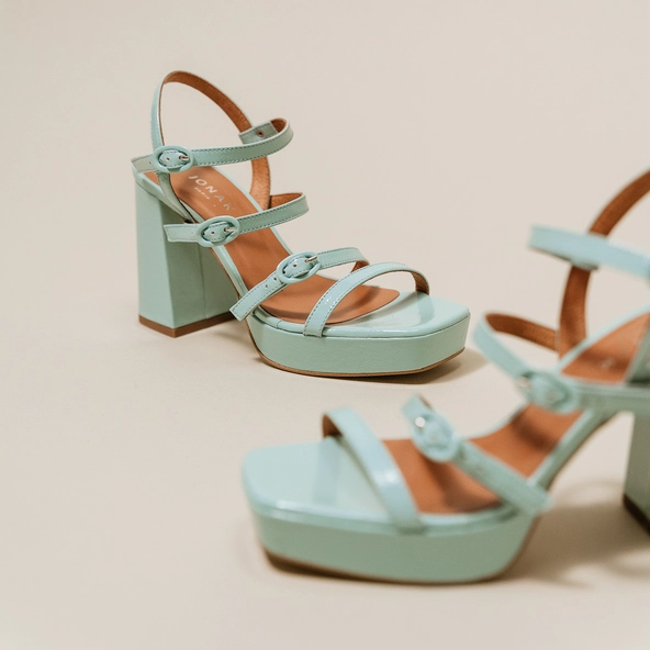 Sandales &agrave; brides et bouts carr&eacute;s en vernis pliss&eacute; turquoise | VALENS | Jonak
