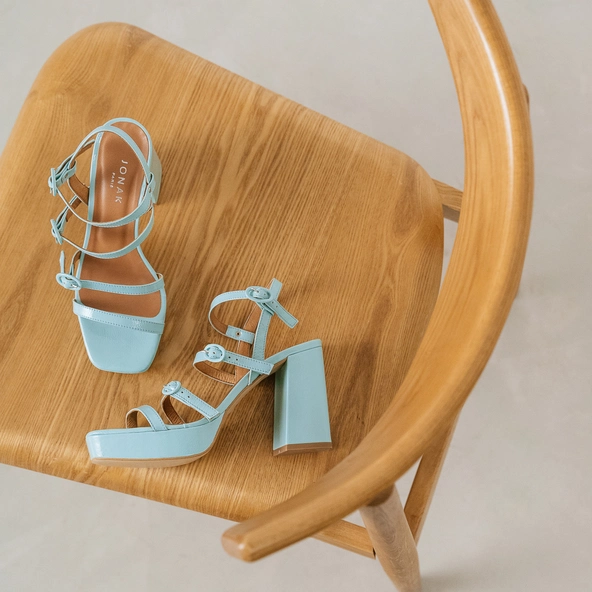 Sandales &agrave; brides et bouts carr&eacute;s en vernis pliss&eacute; turquoise | VALENS | Jonak