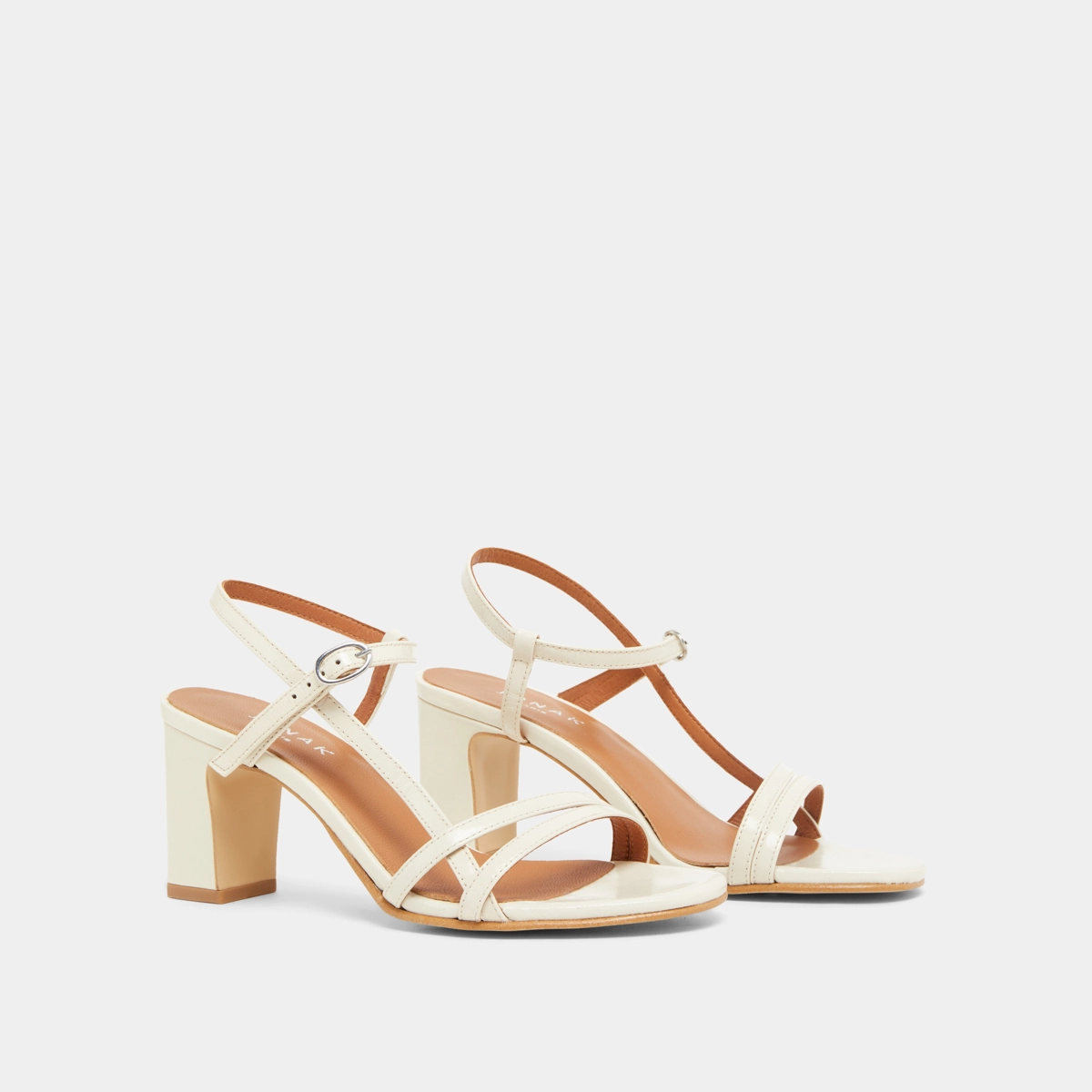 Sandales &agrave; talons et brides en cuir brillant ecru | VICOMTE | Jonak