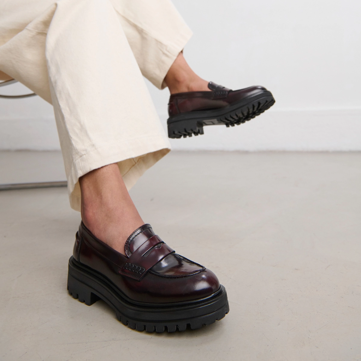 Mocassins &agrave; semelles crant&eacute;es en cuir patin&eacute; bordeaux | ALFI | Jonak