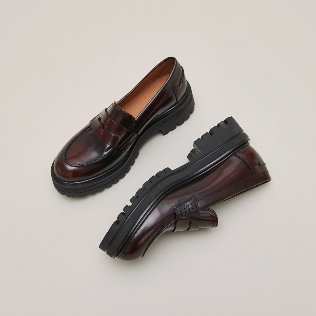Mocassins &agrave; semelles crant&eacute;es en cuir patin&eacute; bordeaux | ALFI | Jonak
