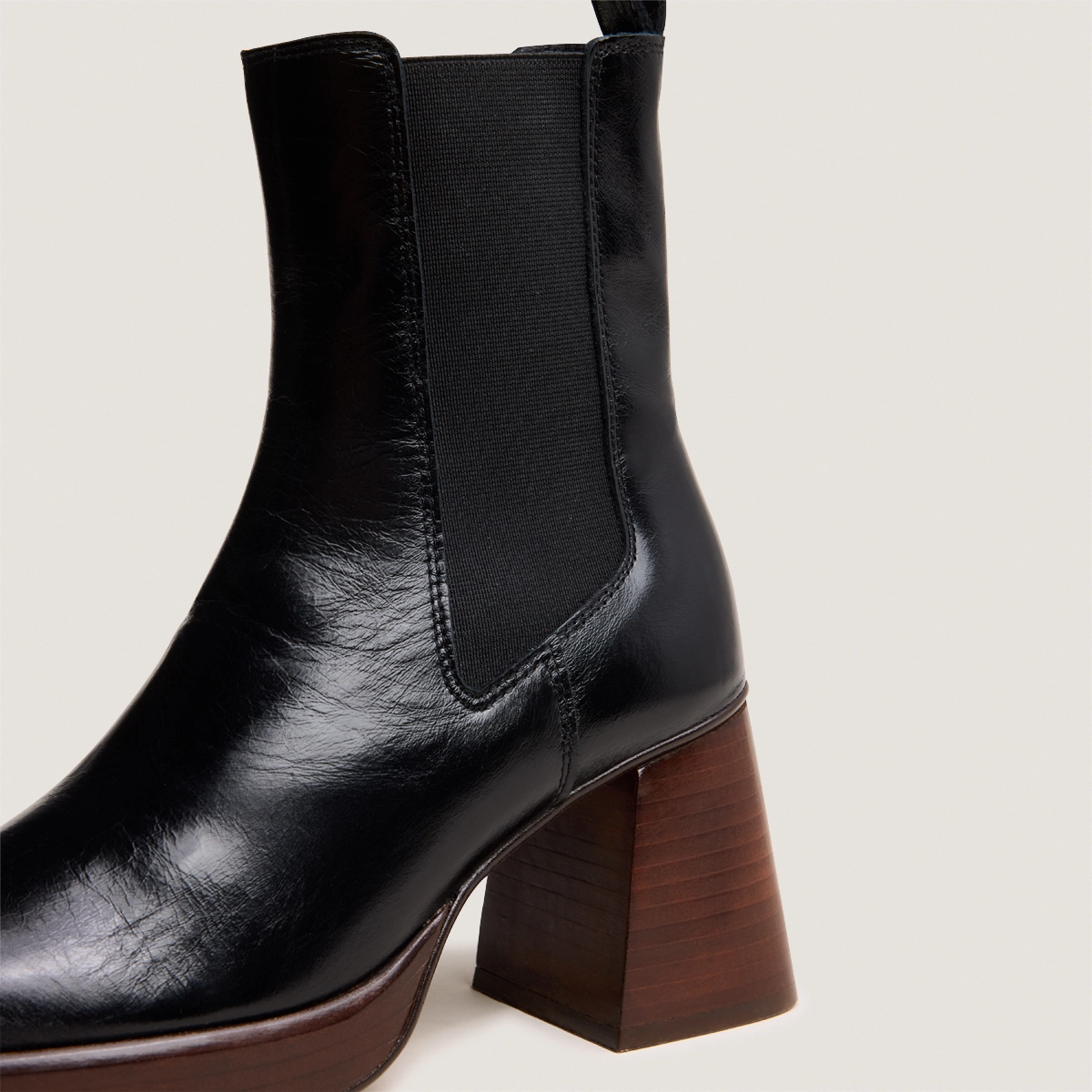 Bottines à bouts carrés et élastiques en cuir veilli noir | BECCA | Jonak
