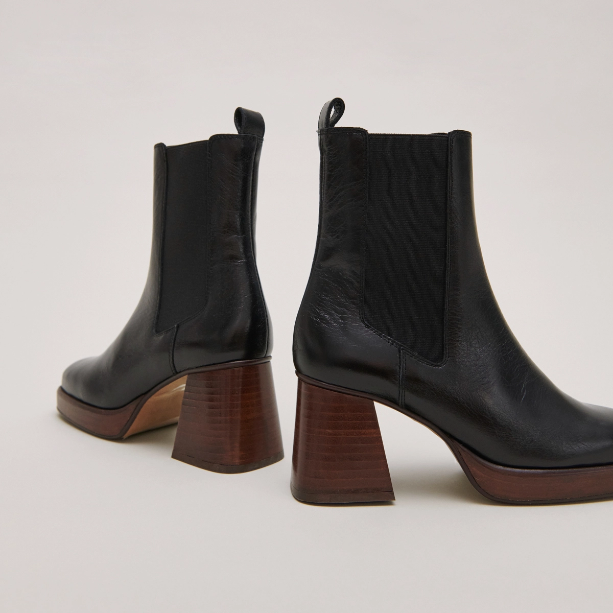 Bottines à bouts carrés et élastiques en cuir veilli noir | BECCA | Jonak