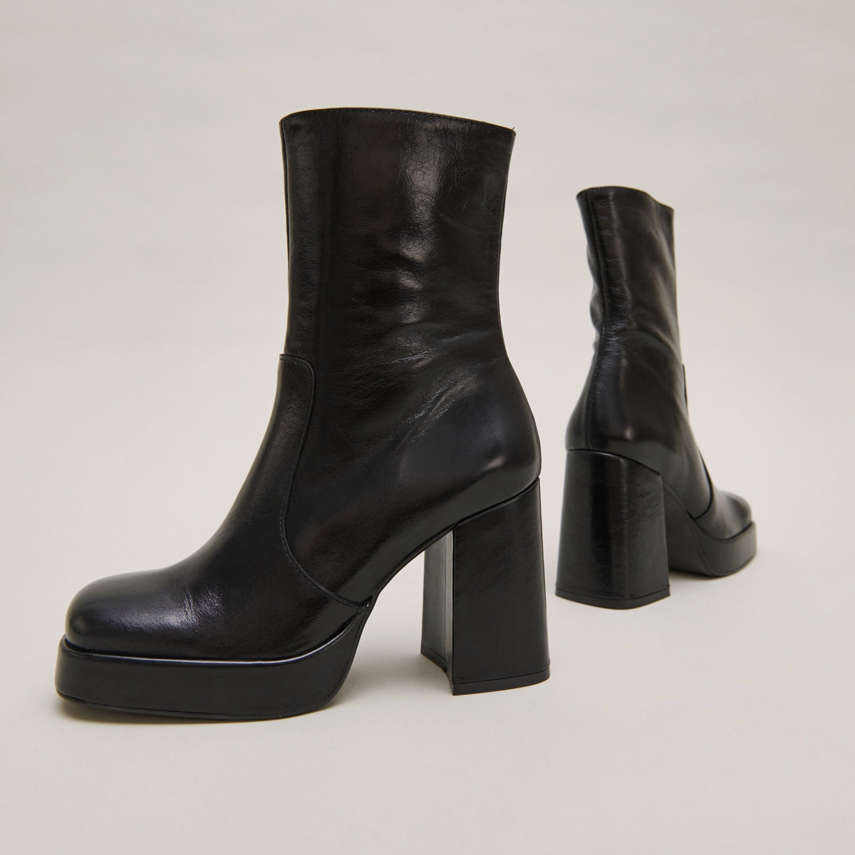 Bottines à talons et bouts carrés en cuir vieilli noir | BEN | Jonak