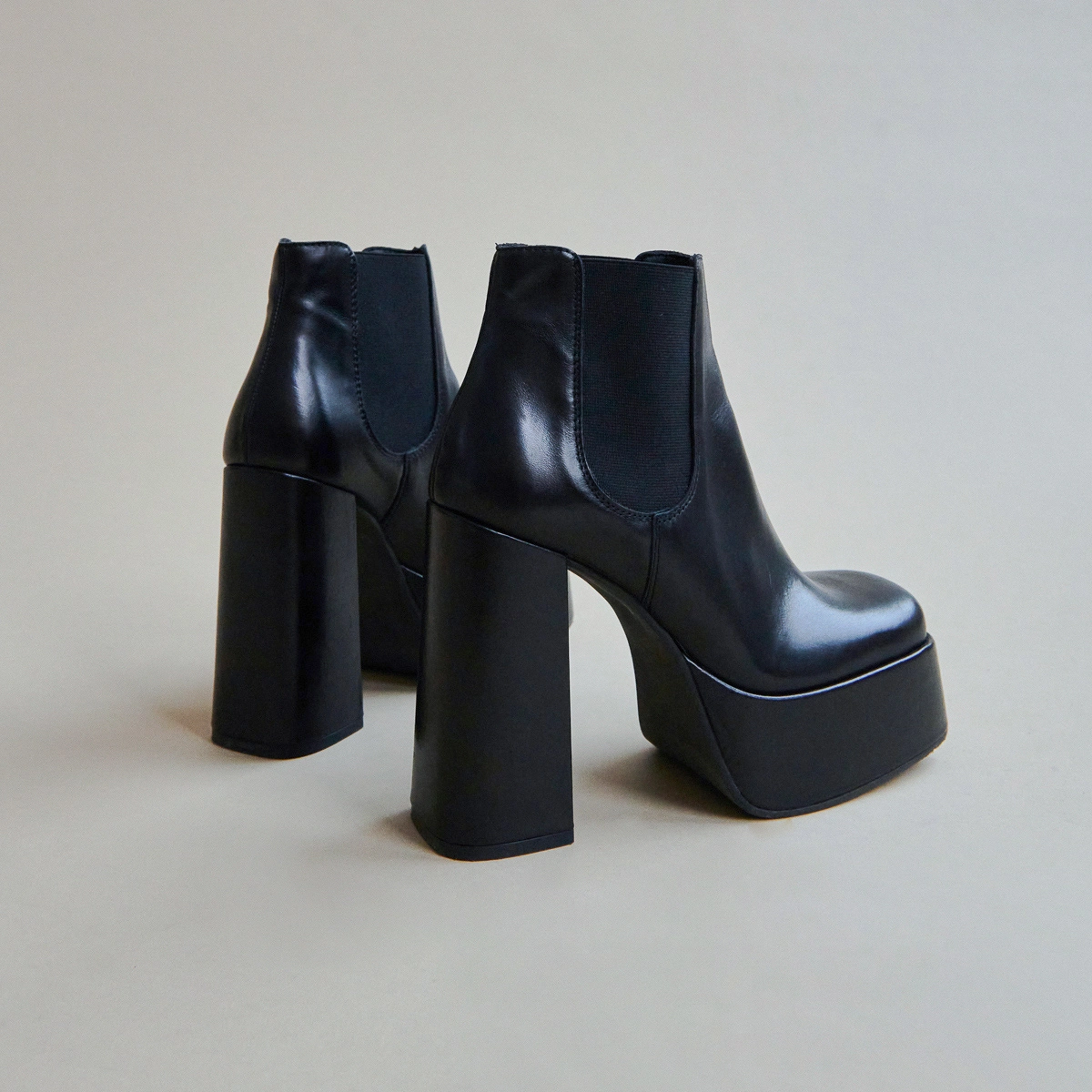 Boots à plateformes et bouts carrés en cuir noir | BOB | Jonak
