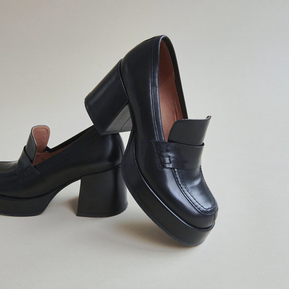 Mocassins &agrave; plateformes en cuir noir | BRAD | Jonak