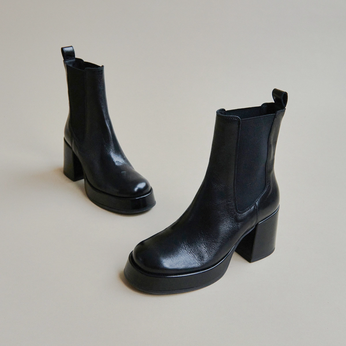 Bottines à plateformes et bouts carrés en cuir vieilli noir | BRADLEY | Jonak