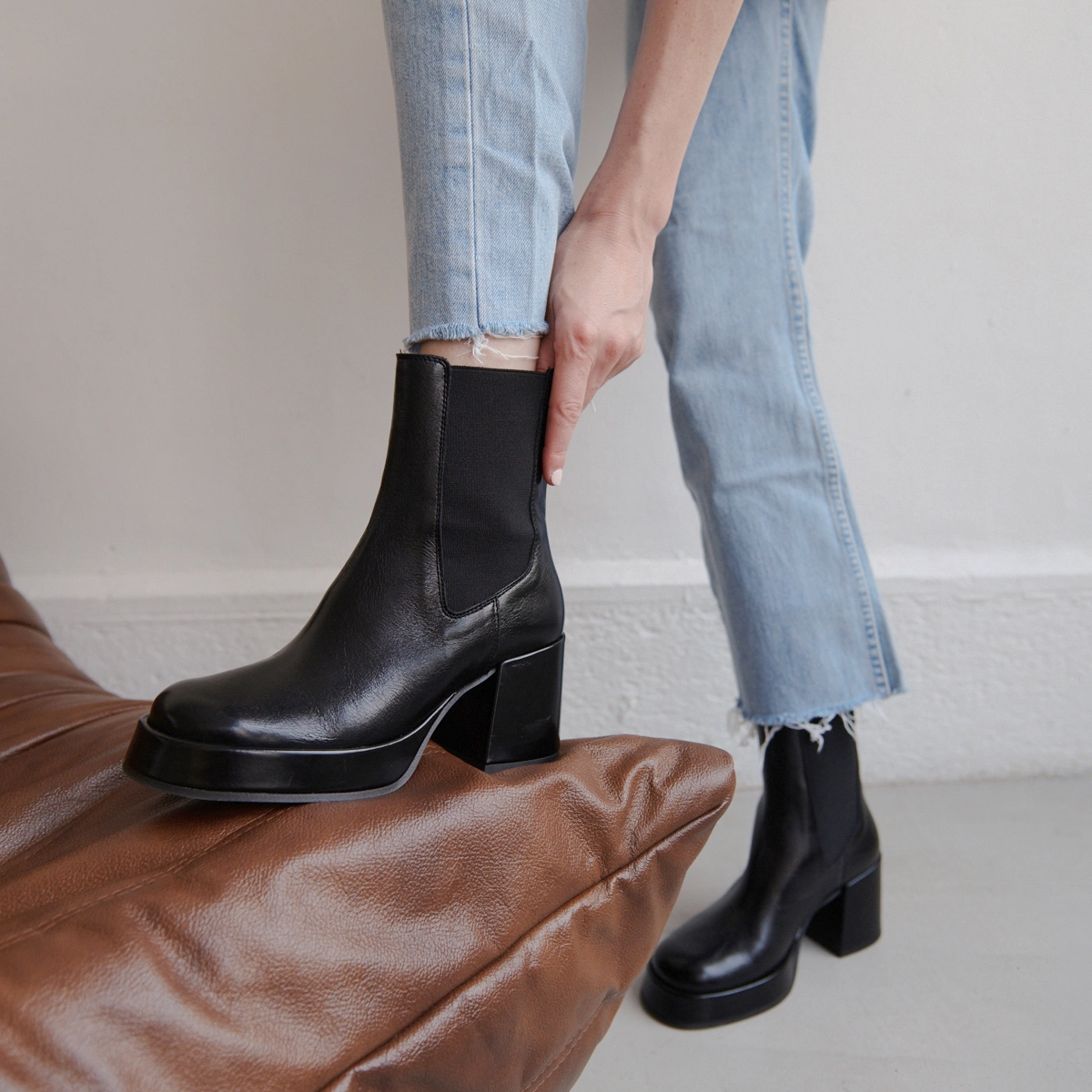 Bottines à plateformes et bouts carrés en cuir vieilli noir | BRADLEY | Jonak