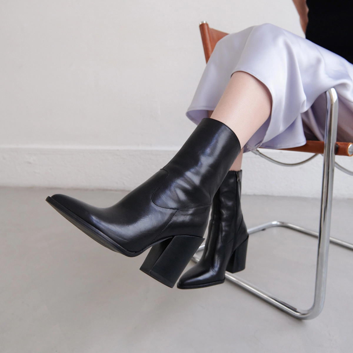 Bottines à talons et bouts pointus en cuir noir | BUSTER | Jonak