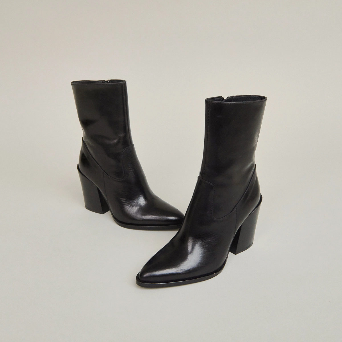 Bottines à talons et bouts pointus en cuir noir | BUSTER | Jonak