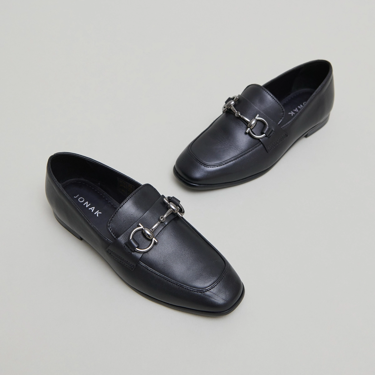 Mocassins &agrave; mors et bouts carr&eacute;s en cuir noir | AMELLE | Jonak